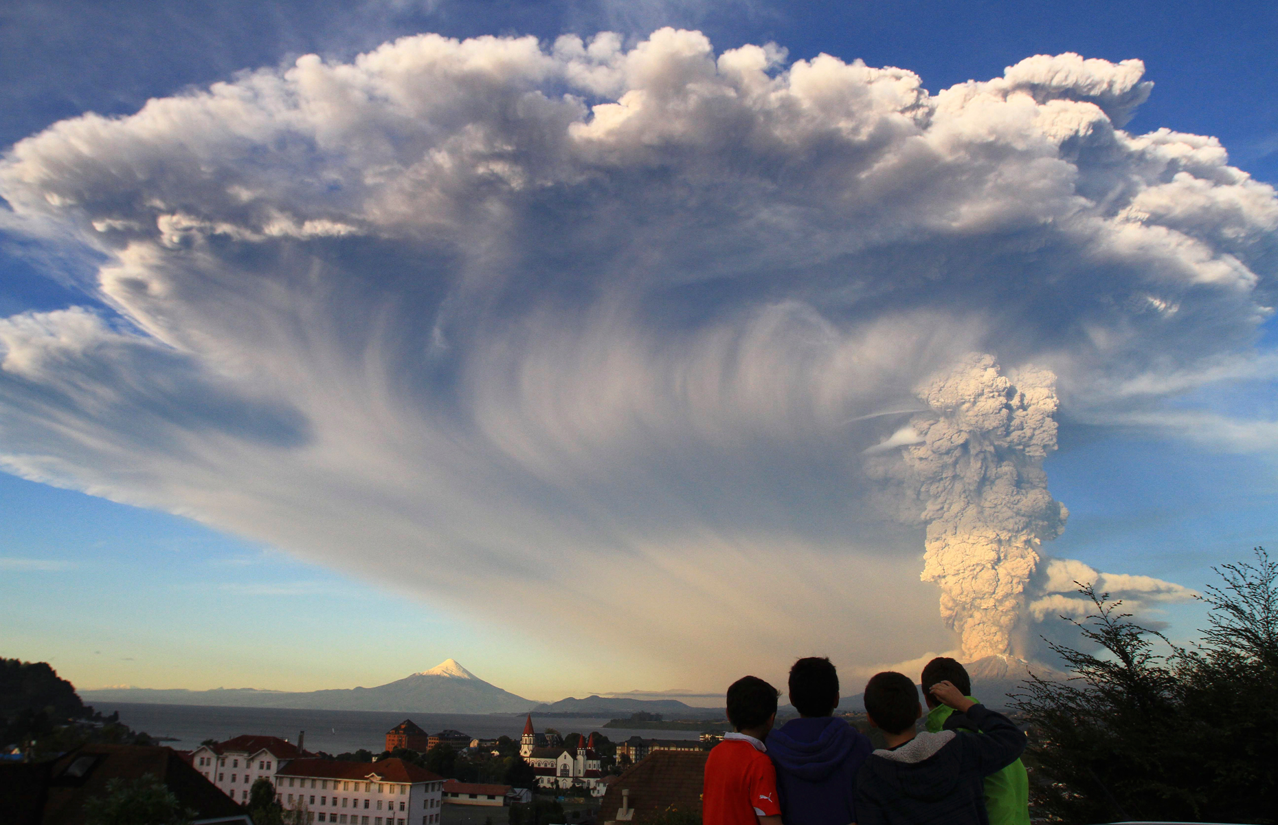 À Puerto Varas au Chili le 22 avril 2015, un groupe d'enfants observe l'éruption du volcan Calbuco.