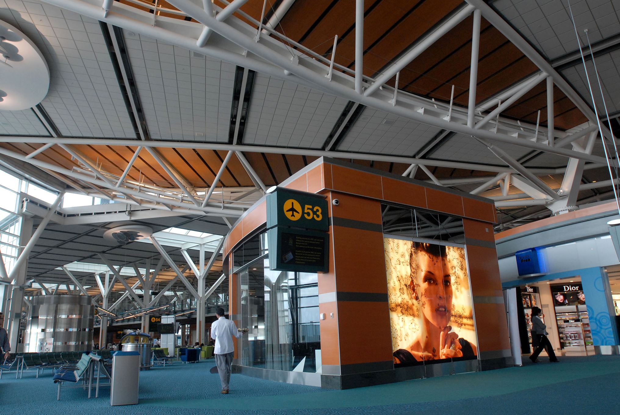 According to a survey conducted by SleepingInAirports.com, the Vancouver International Airport in Canada is one of the best airports in the world. To see where this airport ranks and also to check the other airports on the list, look through.