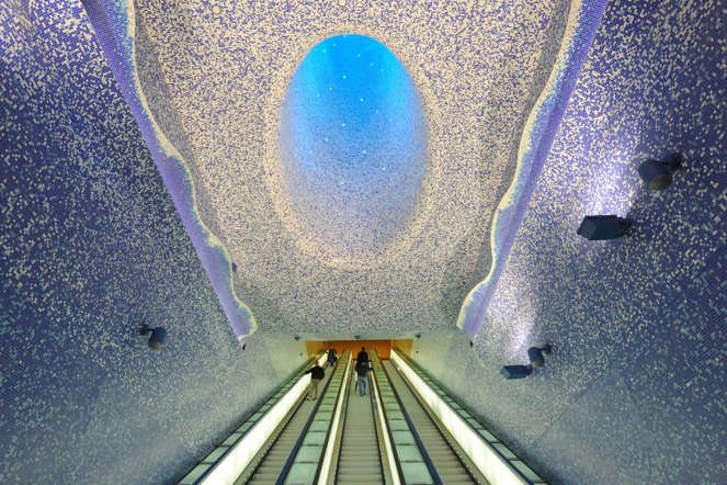 Opened in 2012, the Toledo metro station has a design based on themes of light and water. A work called Light Panels by Robert Wilson illuminates the station corridor.