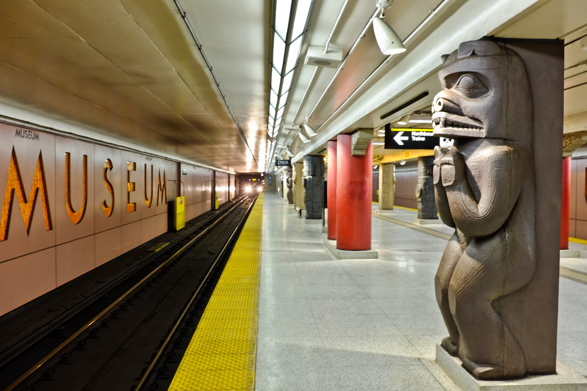 Opened in 1963, the Museum station is named after the nearby Royal Ontario museum. The supporting columns have been made to resemble the ancient Egyptian deity Osiris as well as Toltec warriors.