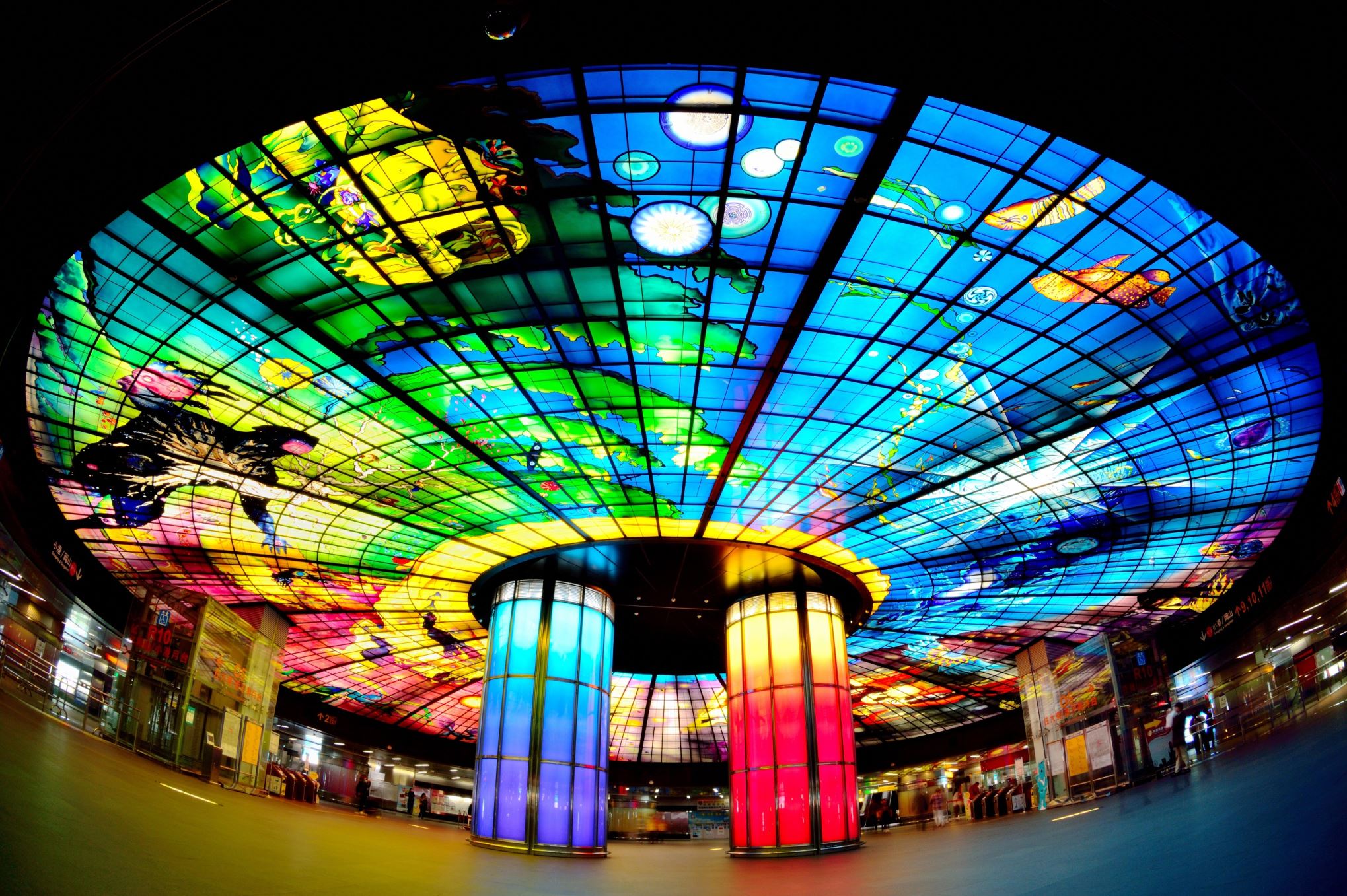 The station is known for its ‘Dome of Light’, the largest glass work in the world. Designed by Italian artist Narcissus Quagliata, it is made up of 4500 glass panels.