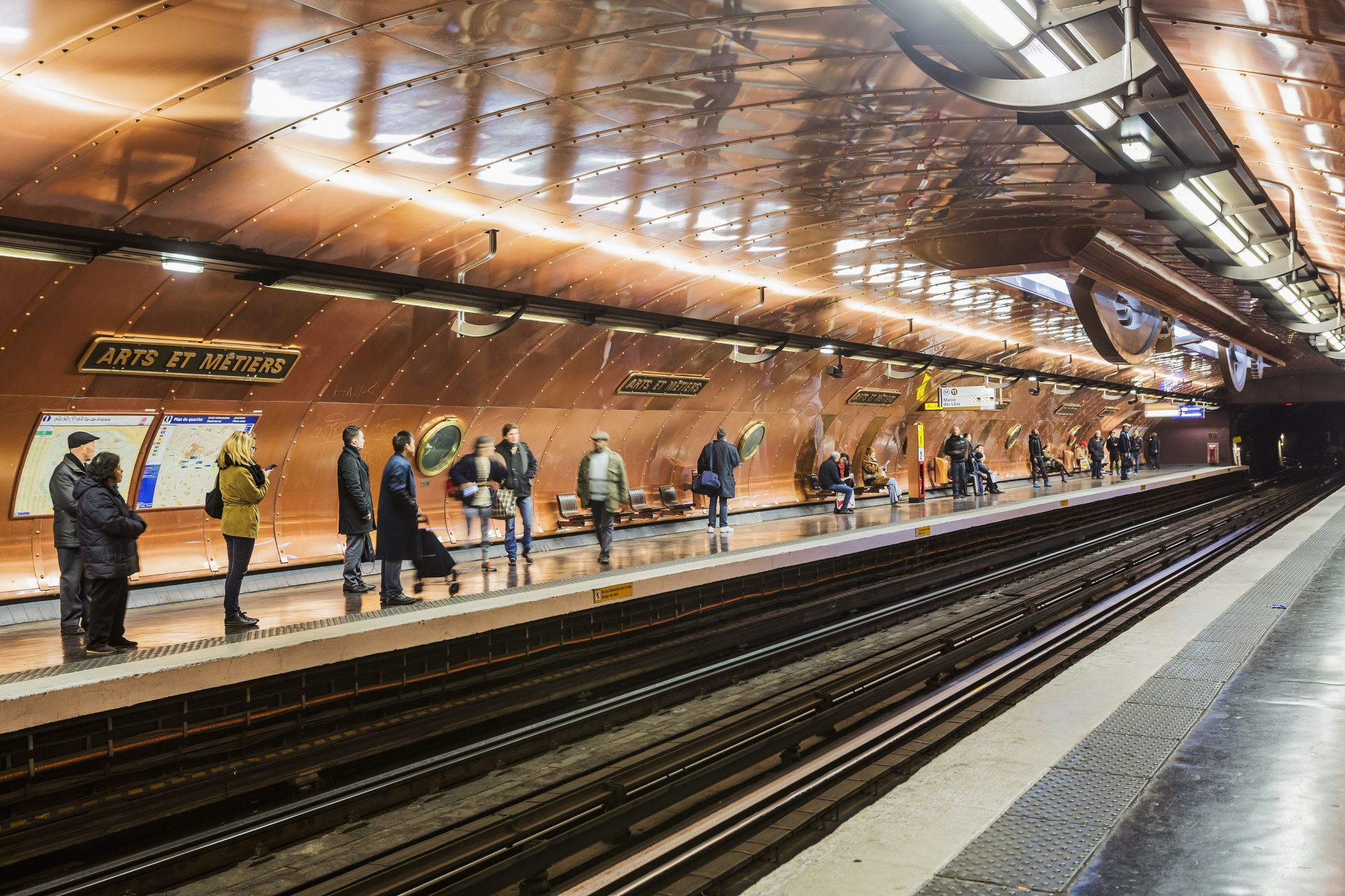 Taking its name from the Musée des Arts et Métiers, the station opened in 1904. It was redesigned by Belgian comics artist François Schuiten reminiscent of the science fiction works of Jules Verne in 1994.