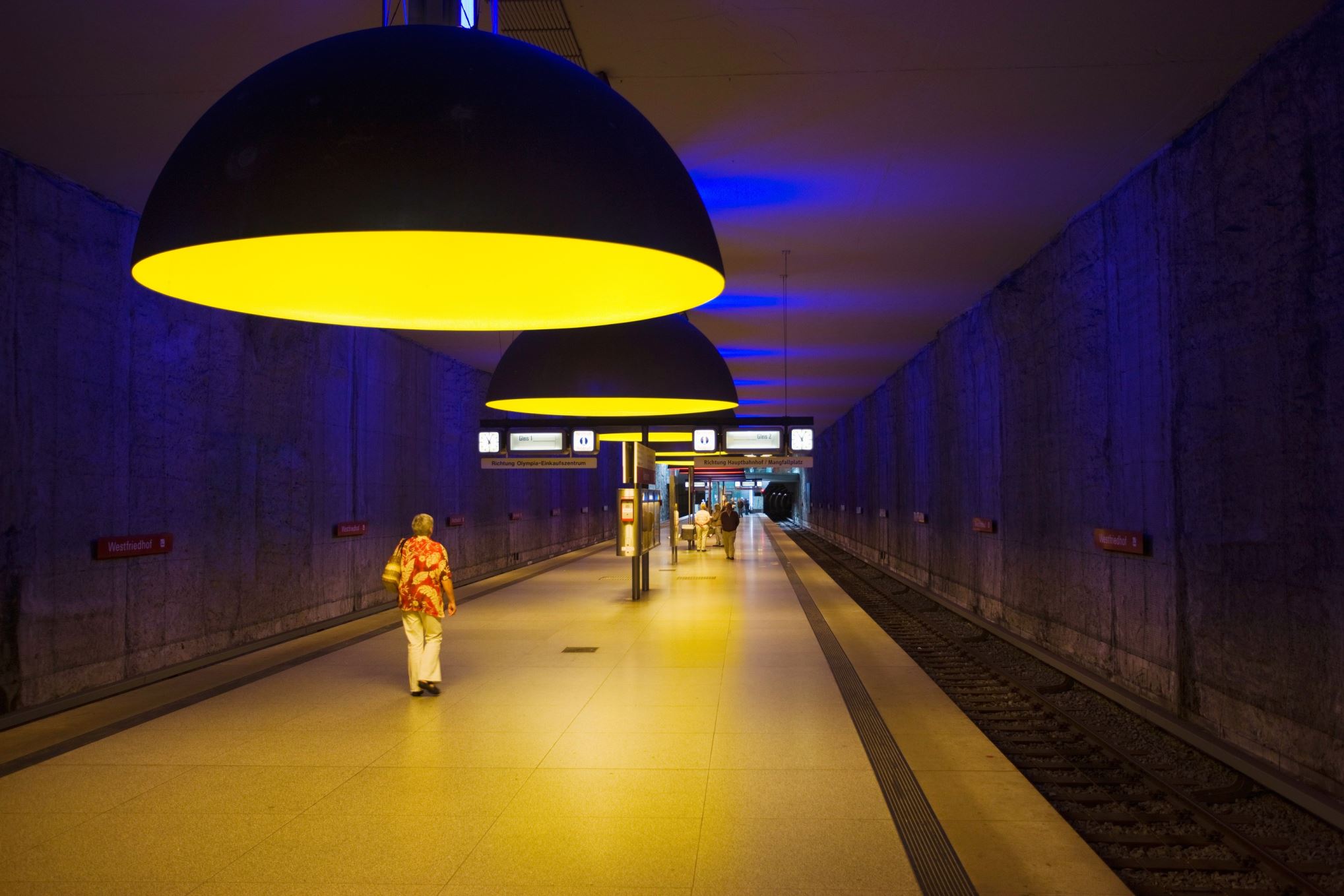 The Westfriedhof station, built in 1996, is lit by 11 lamps. The unique light design of the station was designed by Ingo Maurer.