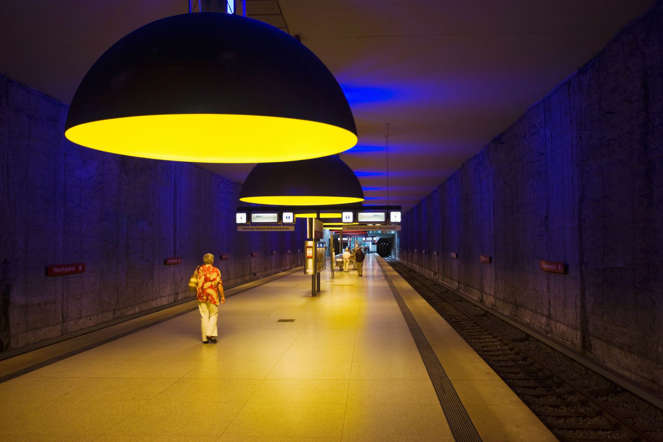 The Westfriedhof station, built in 1996, is lit by 11 lamps. The unique light design of the station was designed by Ingo Maurer.