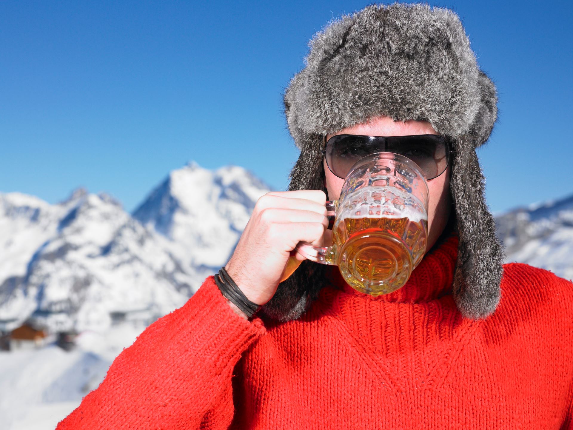 Некоторые люди любят пить зимой витамины напиток. Пиво на морозе. Человек с пивом. Пиво в снегу. Алкоголь на холоде.