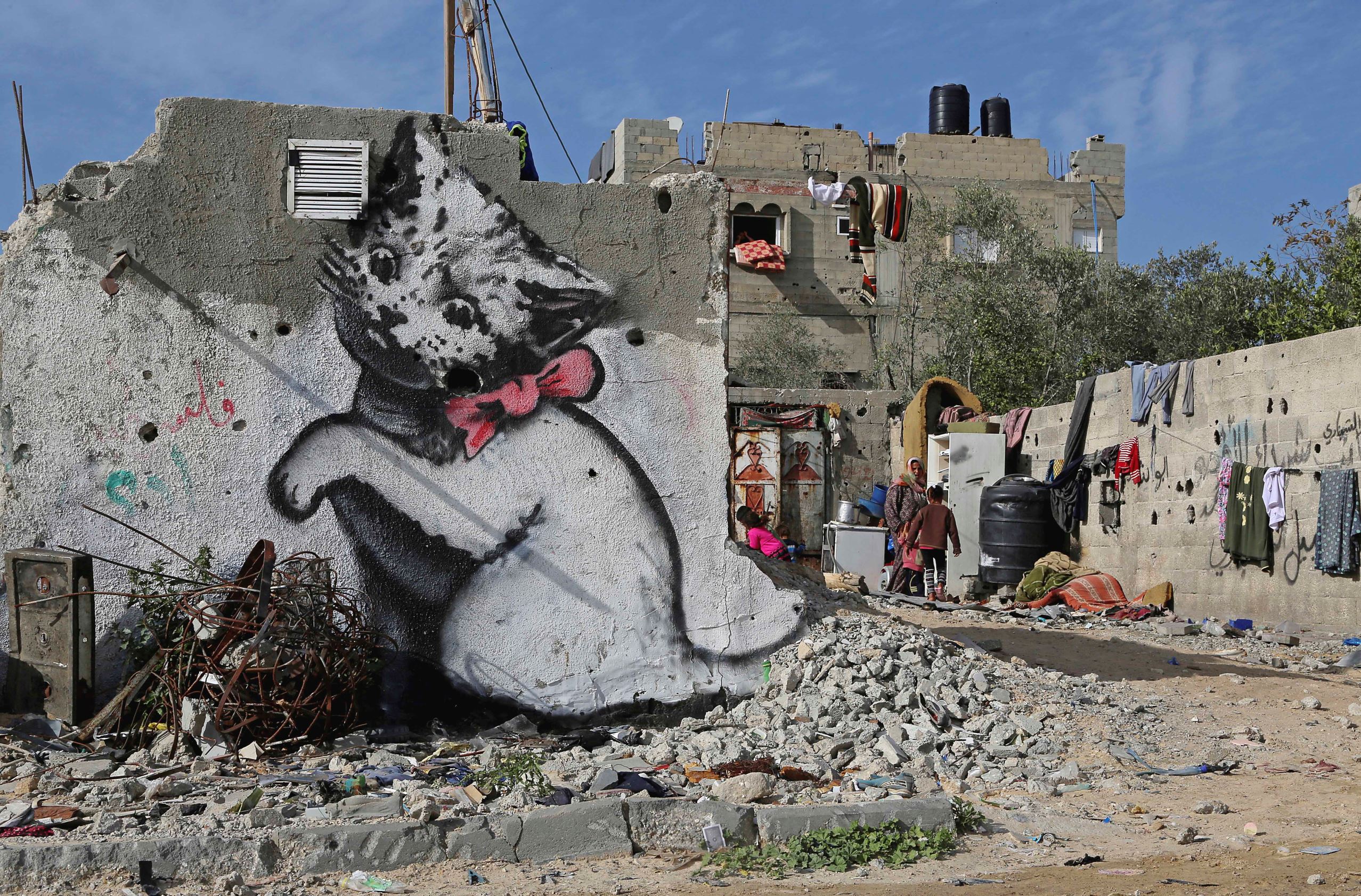 神出鬼没！謎の画家 バンクシー（Banksy）が描く世界の路上アート