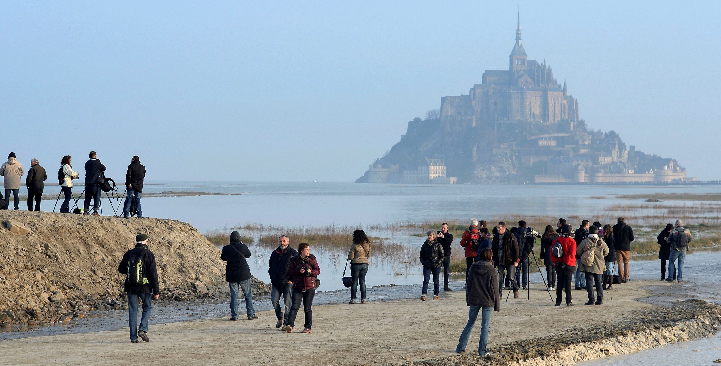 18年ぶり 世紀の大潮 モンサンミッシェルが絶海の孤島に