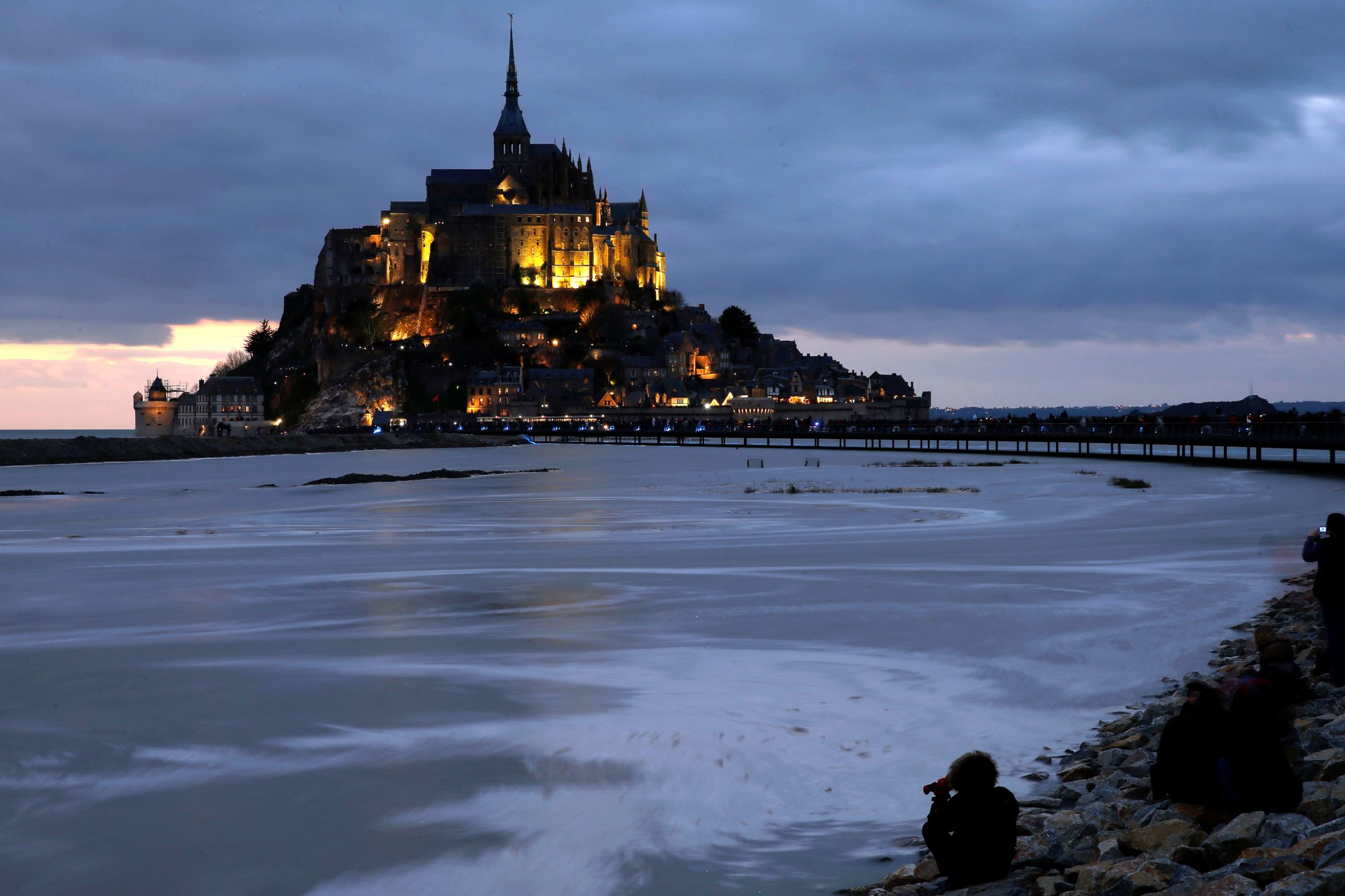 18年ぶり 世紀の大潮 モンサンミッシェルが絶海の孤島に
