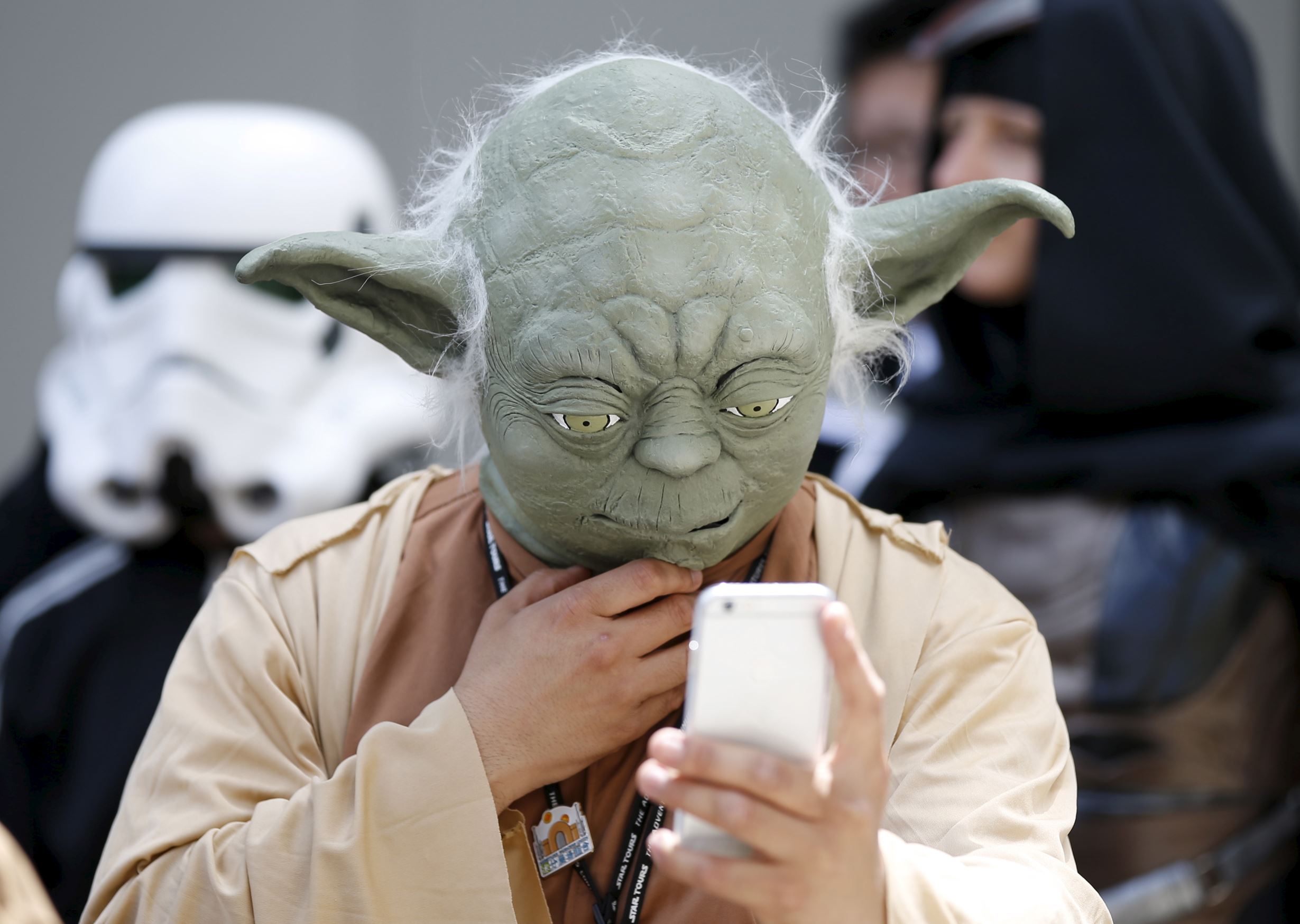 スター ウォーズの日 イベントにコスプレファン集結