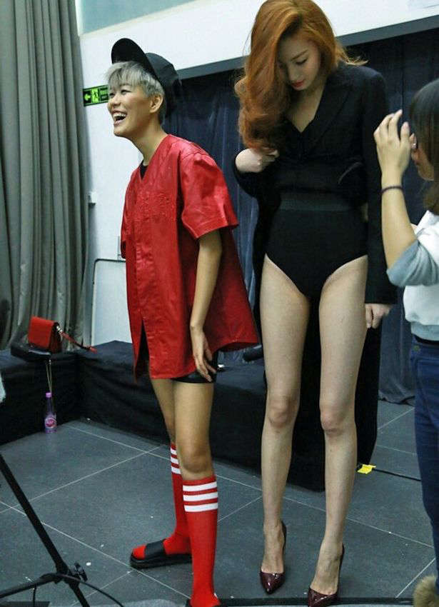 Удлиняют ли ноги. Дун ли модель. Донг ли модель. Высокие китаянки модели. Китаянки с длинными ногами.