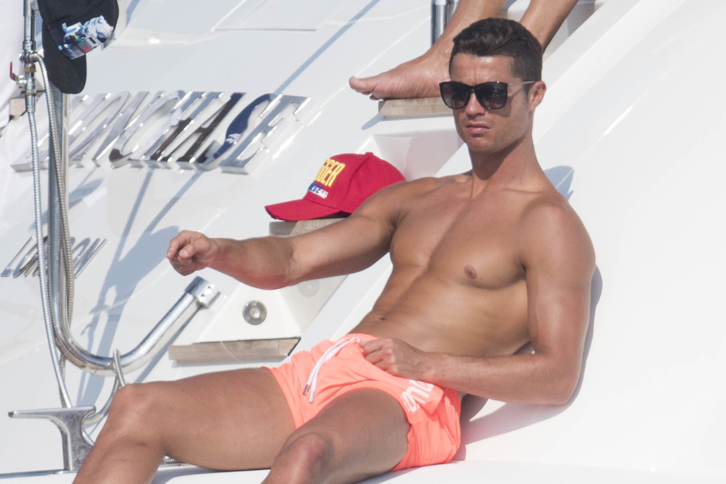 Madonna! 29+  Fatti su  Cristiano Ronaldo Fisico? Криштиану родился в семье марии долореш душ сантуш авейру и жозе диниша авейру.